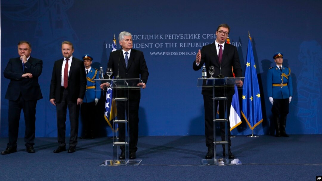 Predsednik Srbije Aleksandar Vučić, napred desno, govori tokom zajedničke konferencije za štampu sa članovima tročlanog Predsedništva BiH Draganom Čovićem, napred levo, srpskim članom Predsedništva Mladenom Ivanićem, levo i bošnjačkim članom Predsedništva