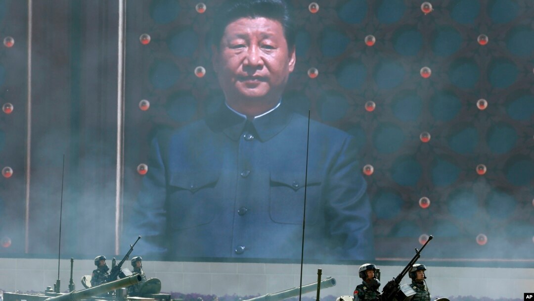 習近平的巨幅照片出現在北京紀念中國人民抗日戰爭暨世界反法西斯戰爭勝利70週年大會上
