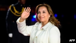 2023 年11 月16 日，秘魯總統迪娜·博盧阿爾特抵達加州舊金山榮譽軍團參加亞太經合組織(APEC) 領導人周期間的領導人及其配偶晚宴。
