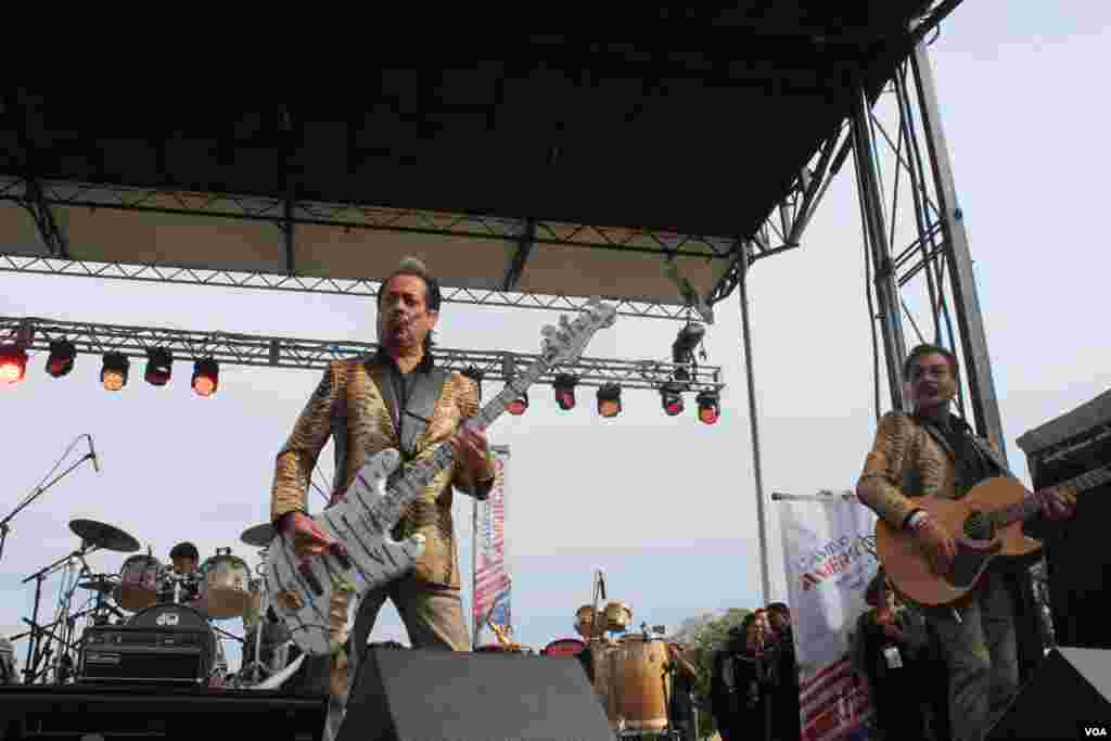 La música de Los Tigres del Norte se identifica con la vida diaria que enfrentan los inmigrantes, incluso interpretaron un tema que alude a los que cruzan la frontera sin documentos a quienes comúnmente llaman "mojados", apelativo que da vida a uno de sus temas.