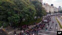Manifestantes marchan por las avenidas del centro de Buenos Aires, Argentina, en demanda de más ayuda social del gobierno ante la alta inflación, el 16 de junio de 2022. Foto AP.