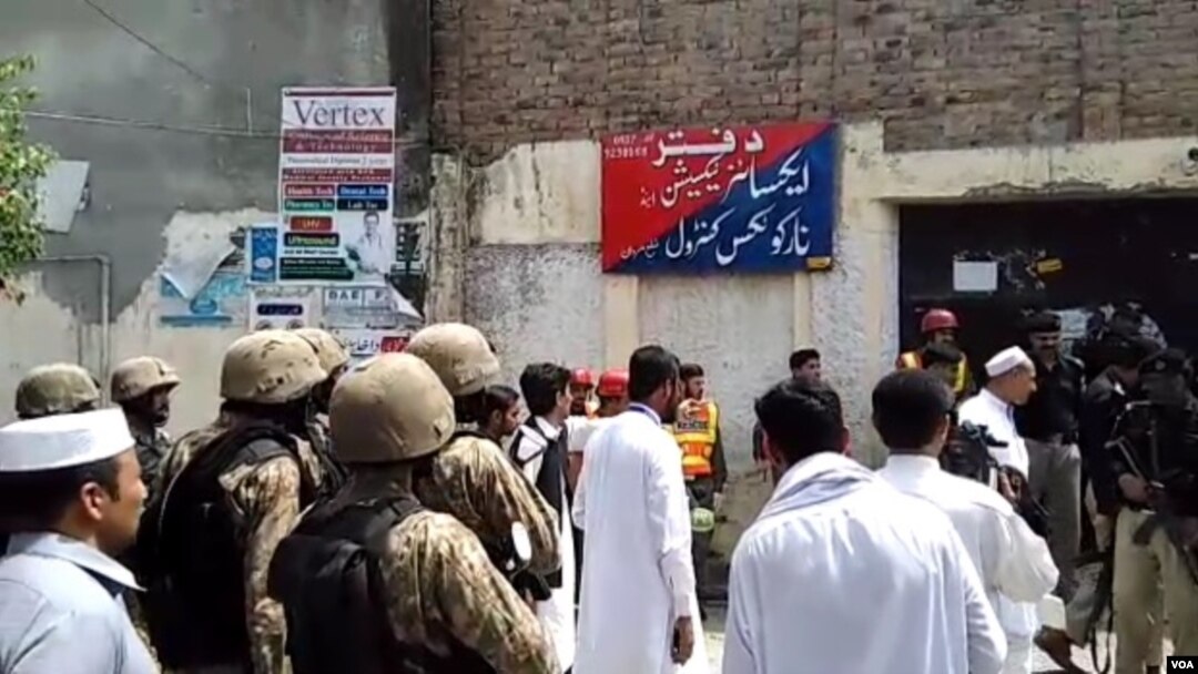 ځانمرګی دفتر ته دننه ورننوتی اول يې ډزې کړي او بيا يې ځان پورې تړلو بارودي موادو ته چاؤدنه ورکړې ده .