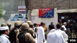ځانمرګی دفتر ته دننه ورننوتی اول يې ډزې کړي او بيا يې ځان پورې تړلو بارودي موادو ته چاؤدنه ورکړې ده .