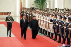 지난 2018년 6월 중국을 방문한 김정은 북한 국무위원장이 19일 베이징 인민대회당에서 시진핑 주석과 의장대를 사열하고 있다.