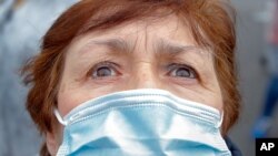 Una empleada de la salud usa una máscara para protegerse contra la infección COVID-19, en Bucarest, Rumania, el martes 17 de noviembre de 2020.