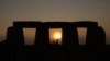 ARCHIVO: Un grupo de personas celebran el solsticio de verano en el círculo de piedra milenario de Stonehenge, en Inglaterra, el 21 de junio de 2023.