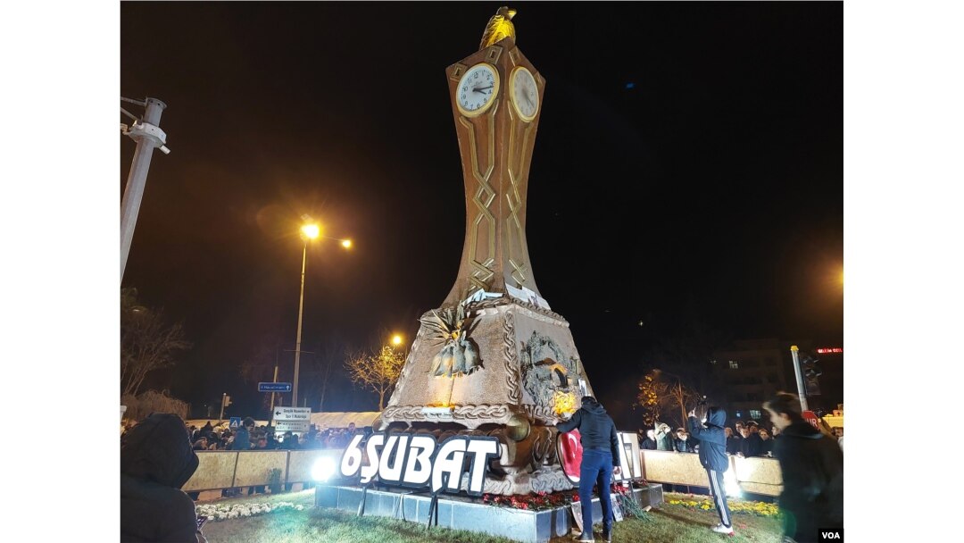 Adıyaman'da halk saat kulesi etrafında toplandı.