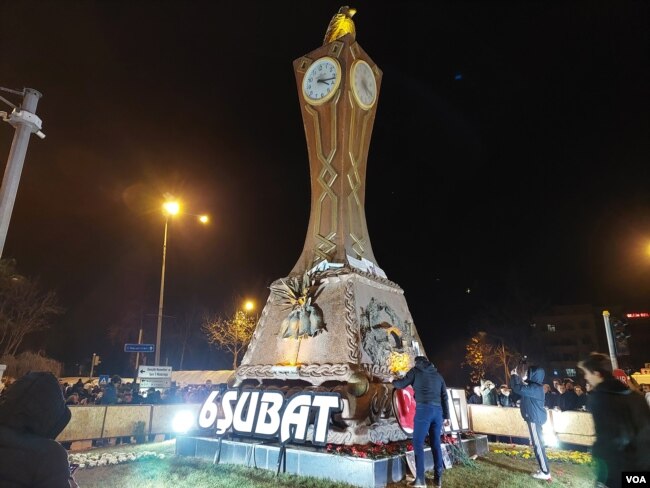 Adıyaman'da halk saat kulesi etrafında toplandı.