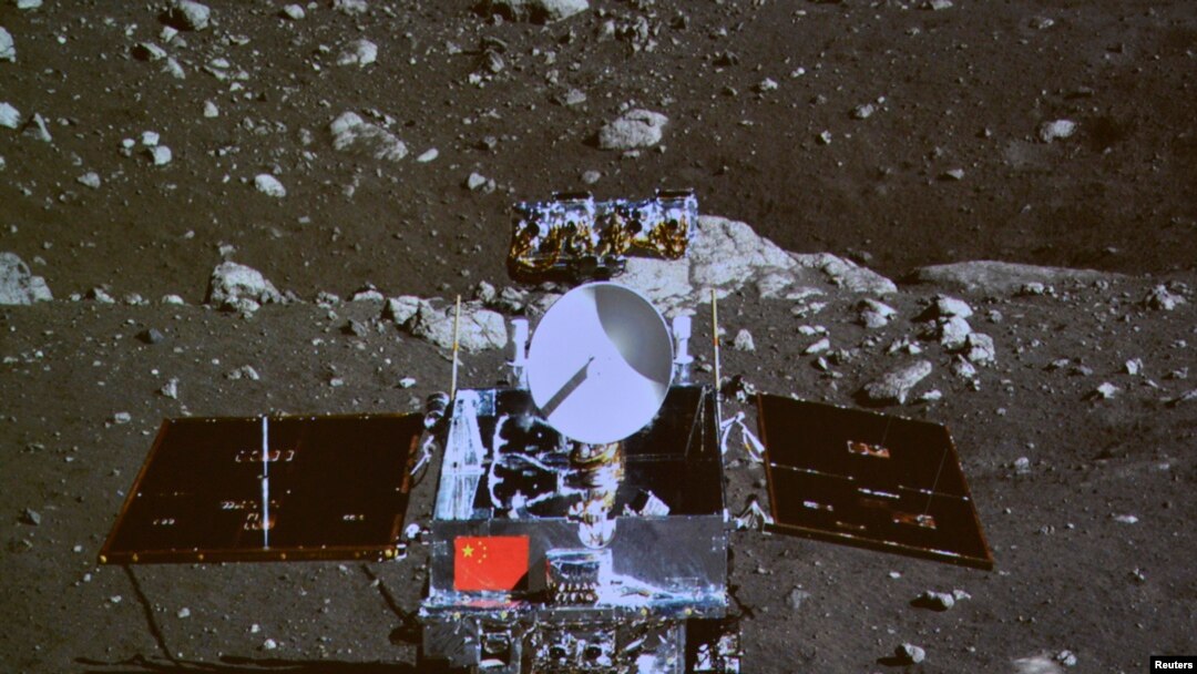 Foto Yutu, atau baling-baling bulan "Jade Rabbit" yang diambil oleh kamera yang terpasang pada Chang'e 3, yang ditampikan pada foto layar raksasa di Beijing Aerospace Control Center, China, 15 Desember 2013. (Foto: dok).