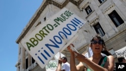 La legislación que despenaliza el aborto en Uruguay tiene dividido al país.