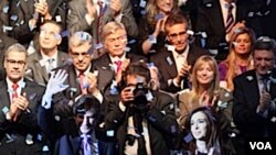 Presiden Argentina Christina Fernandez de Kirchner (kanan depan) di antara tim kampanyenya.