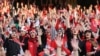 Pendukung klub Persepolis menyuarakan dukungan mereka kepada para pemain dalam laga antara Persepolis melawan Sanat Naft-e Abadan yang digelar di Stadion Azadi di Teheran, Iran, pada 31 Agustus 2022. (Foto: Majid Asgaripour/WANA (West Asia News Agency) via Reuters)