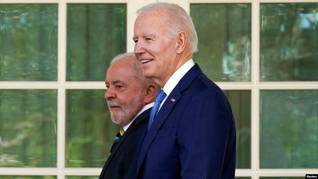 ARCHIVO - El presidente Joe Biden camina con el presidente de Brasil, Luiz Inácio Lula da Silva, en la columnata de la Oficina Oval de la Casa Blanca, el viernes 10 de febrero de 2023, en Washington. Alex Brandon/Pool vía REUTERS