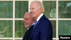 ARCHIVO - El presidente Joe Biden camina con el presidente de Brasil, Luiz Inácio Lula da Silva, en la columnata de la Oficina Oval de la Casa Blanca, el viernes 10 de febrero de 2023, en Washington. Alex Brandon/Pool vía REUTERS