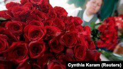 Seorang penjual bunga menyiapkan bunga mawar untuk Hari Valentine di sebuah toko bunga di Beirut, 12 Februari 2010. (Foto: REUTERS/Cynthia Karam)