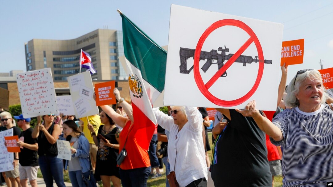 Al menos 51 estadounidenses fueron asesinados en tiroteos masivos solo en agosto, indicaron los líderes legislativos demócratas Nancy Pelosi y Chuck Schumer.