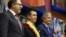 El presidente Daniel Noboa (centro), flanqueado por el presidente del Parlamento, Henry Kronfle (izq.), y el presidente saliente, Guillermo Lasso, durante la ceremonia de juramentación de Noboa en la Asamblea Nacional en Quito, Ecuador, el 23 de noviembre de 2023. 