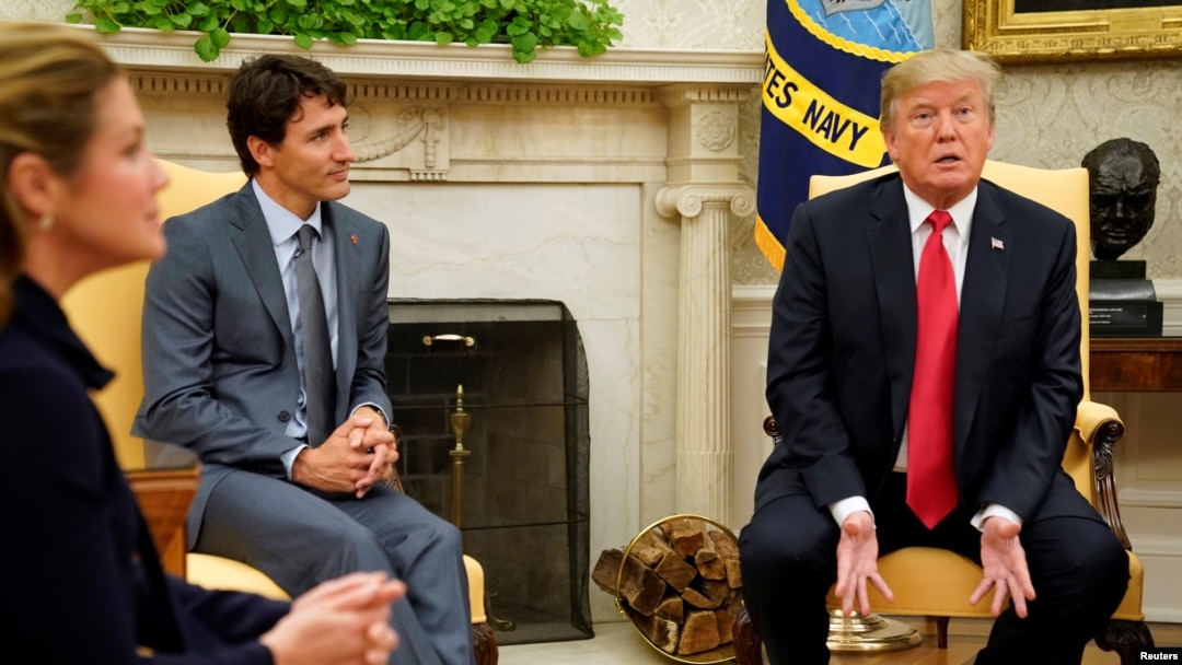 Presiden AS Donald Trump berbicara kepada wartawan saat menyambut Perdana Menteri Kanada Justin Trudeau di Oval Office sebelum melakukan pertemuan seputar perjanjian dagang NAFTA di Gedung Putih di Washington, 11 Oktober 2017.
