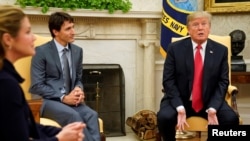 Presiden AS Donald Trump berbicara kepada wartawan saat menyambut Perdana Menteri Kanada Justin Trudeau di Oval Office sebelum melakukan pertemuan seputar perjanjian dagang NAFTA di Gedung Putih di Washington, 11 Oktober 2017.