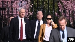 بنی گانتس (سمت چپ) عضو کابینه جنگ اسرائیل در حال خروج از کاخ سفید – ۴ مارس ۲۰۲۴ 
