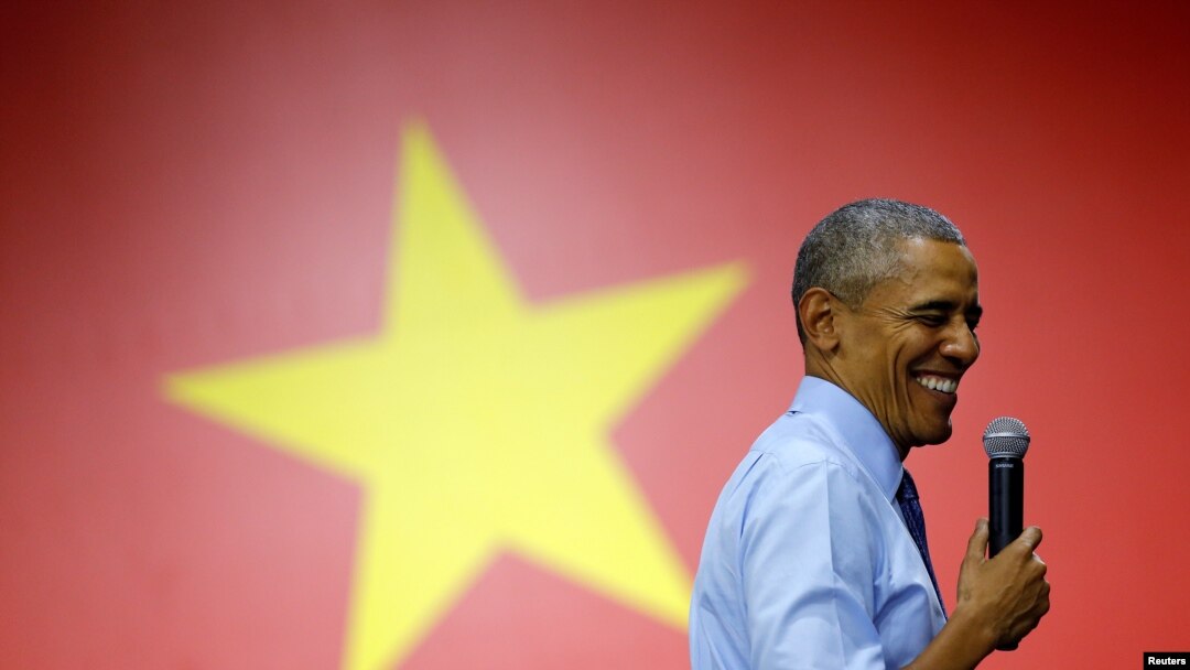 Presiden Barack Obama menghadiri pertemuan dengan para pemuda Vietnam yang tergabung dalam YSEALI (Young Southeast Asian Leaders Initiative) di GEM Center, Ho Chi Minh City, Vietnam (25/5). 