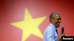 Presiden Barack Obama menghadiri pertemuan dengan para pemuda Vietnam yang tergabung dalam YSEALI (Young Southeast Asian Leaders Initiative) di GEM Center, Ho Chi Minh City, Vietnam (25/5). 