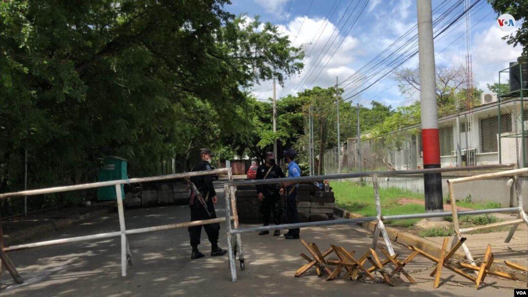 Agentes policiales resguardan las barricadas en las cercanías de la residencia presidencial de la pareja de Daniel Ortega y Rosario Murillo en Managua, Nicaragua. [Foto: Daliana Ocaña/VOA].