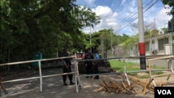 Agentes policiales resguardan las barricadas en las cercanías de la residencia presidencial de la pareja de Daniel Ortega y Rosario Murillo en Managua, Nicaragua. [Foto: Daliana Ocaña/VOA].