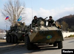 아르메니아-아제르바이잔 휴전 협정에 따라 평화유지군 임무를 맡은 러시아군 장갑차가 분쟁지역인 14일 나고르노-카라바흐에서 이동하고 있다.