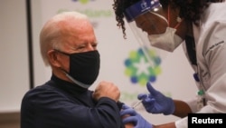 ARCHIVO - El presidente Joe Biden recibió una dosis de una vacuna contra la enfermedad del coronavirus (COVID-19) en Newark, Delaware, el 21 de diciembre de 2020.