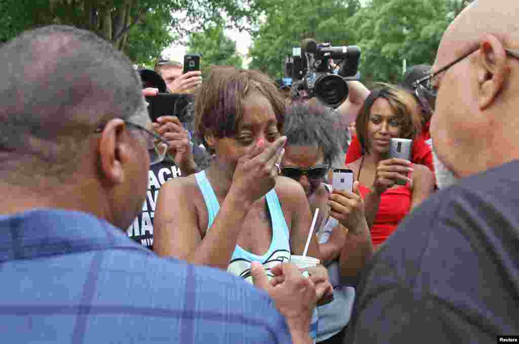 &#39;흑인의 생명도 소중하다(Black Lives Matter)&#39; 시위가 진행된 미국 미네소타주 세인트폴의 주지사 관저 앞에서 다이아몬드 레이놀즈가 눈물을 흘리고 있다. 레이놀즈의 남자친구인 필랜도 캐스틸이 지난 6일 교통 검문 도중 경찰의 총격을 받아 숨졌다.