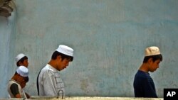 우즈베키스탄 젊은이들이 이슬람 사원에서 기도하고 있다. (자료사진)