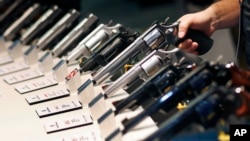 Beragam senjata api ditampilkan di stan Smith & Wesson pada pameran perdagangan "Shooting, Hunting and Outdoor "di Las Vegas, 19 Januari 2016. (AP/John Locher, File)