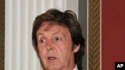 麦卡尼在颁奖典礼前的记者会上