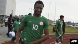  John Mikel Obi s'entraîne avec l'équipe nationale avant le match de qualification pour la Coupe du Monde contre le cameroun, à Uyo, dans le sud du Nigeria.