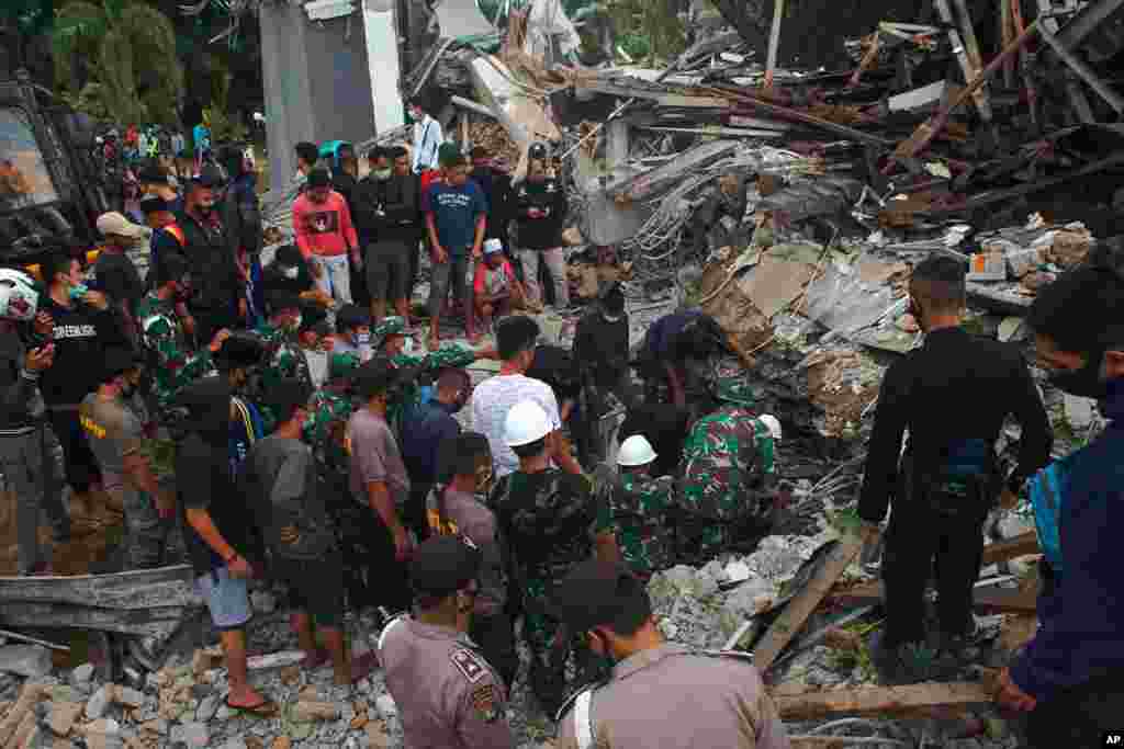 عکسی از شهر ماموجو بعد از زلزله روز جمعه در اندونزی. تا این لحظه بیش از ۴۰ نفر جان باخته‌اند. 