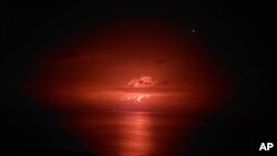 El volcán La Cumbre entró en erupción la noche del domingo en la isla Fernandina, que no tiene población humana pero sí animales endémicos, informó el lunes el Parque Nacional Galápagos. Foto, AP.