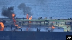 Esta foto, publicada por la Operación Aspides de la Unión Europea, muestra incendios a bordo del petrolero Sounion, en el mar Rojo, el 25 de agosto de 2024. 