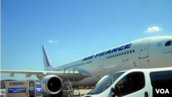 FILE - Air France planes being loaded with luggage at the Charles de Gaulle International Airport in Roissy, near Paris. (VOA/Diaa Bekkeet) 