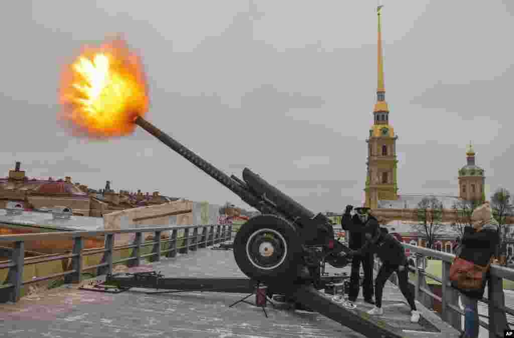 Tennis player Roberta Vinci of Italy, participant of the St. Petersburg Ladies Trophy-2017 tennis tournament, makes a midday cannon shot in the Saint Peter and Paul Fortress in St. Petersburg, Russia.