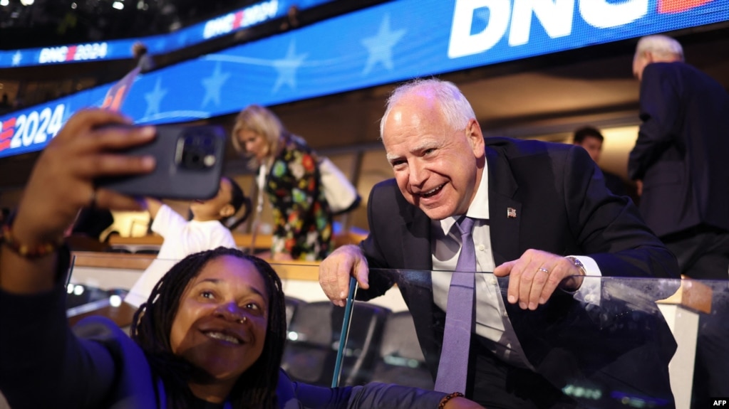 El gobernador de Minnesota y candidato demócrata a la vicepresidencia en 2024, Tim Walz, posa para fotografías en el primer día de la Convención Nacional Demócrata (DNC) en el United Center en Chicago, Illinois, el 19 de agosto de 2024.