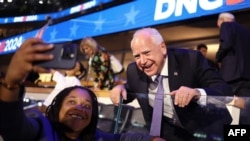 El gobernador de Minnesota y candidato demócrata a la vicepresidencia en 2024, Tim Walz, posa para fotografías en el primer día de la Convención Nacional Demócrata (DNC) en el United Center en Chicago, Illinois, el 19 de agosto de 2024.