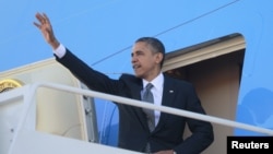 US President Barack Obama steps aboard Air Force One at Andrews Air Force Base near Washington, DC, November 17, 2012. 