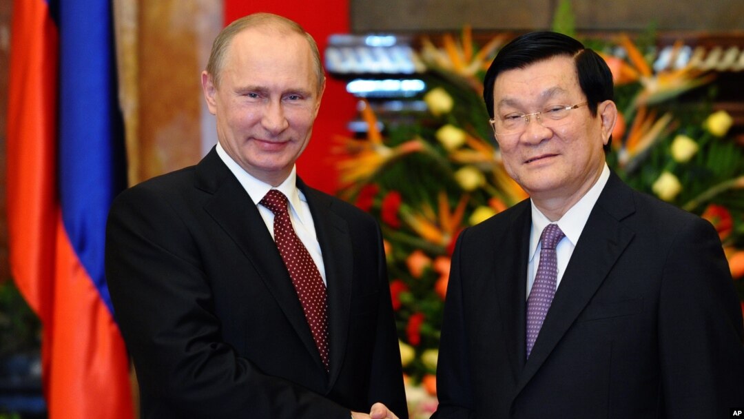 Tổng thống Nga Vladimir Putin gặp Chủ tịch nước Việt Nam Trương Tấn Sang tại Hà Nội, ngày 12/11/2013.