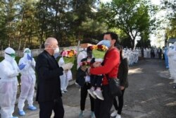 Uzbeks who have recovered from COVID-19 are sent home, in Tashkent, Uzbekistan, Apr 2, 2020. (Koronavirusinfouz)