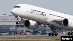 Pesawat Airbus A350 tinggal landas di Toulouse, Perancis (foto: ilustrasi). 