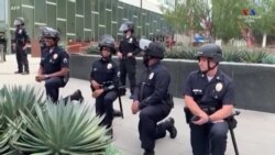 Լոս Անջելեսի ոստիկանը ցուցարարներին ասել է "ձեզ հետ ենք" և մի քանի գործընկերների հետ` ծնկի իջել