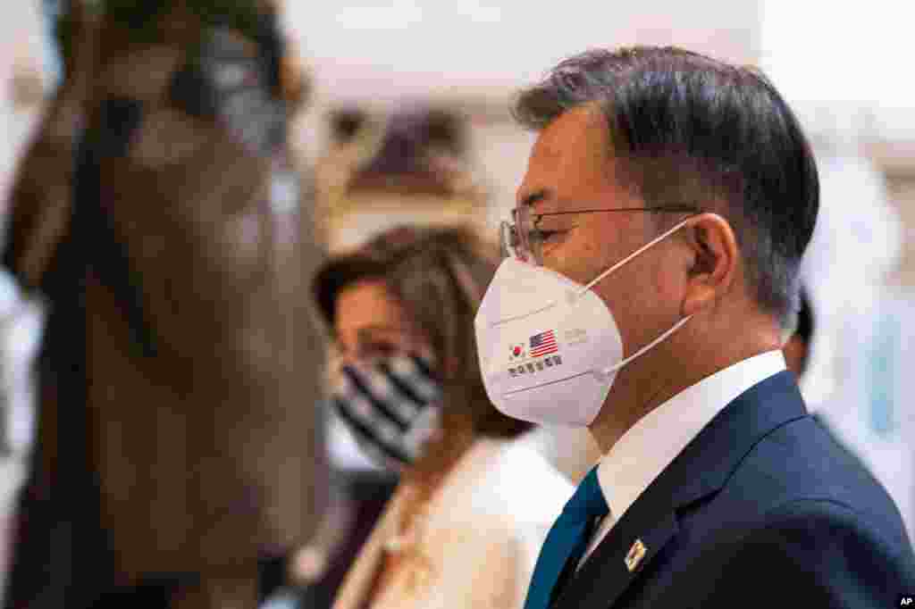 방미 중인 문재인 한국 대통령이 낸시 펠로시 하원의장과 연방 의사당을 둘러 보고 있다. 