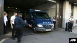 Un furgón policial en que supuestamente va Ahmed Hasan sale de los juzgados de Westminster tras ser acusado de intento de asesinato y uso de explosivos, el pasado 22 de septiembre en Londres.