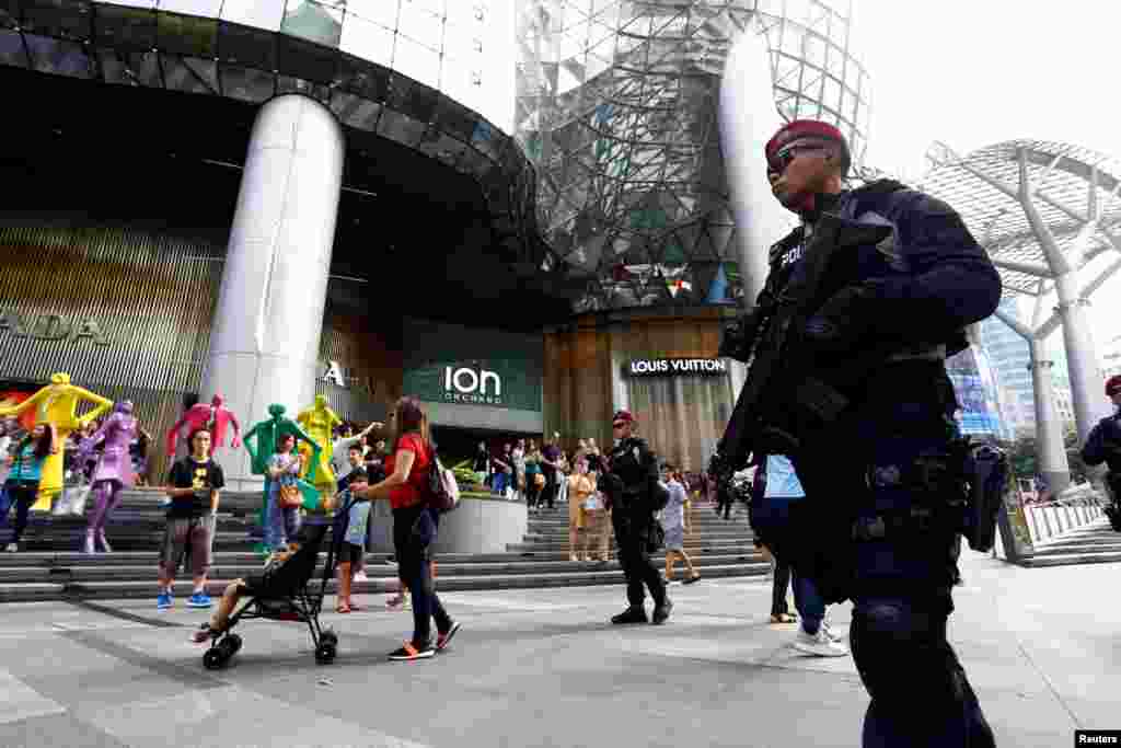 Polisi Komando Operasi Khusus (SOC) berpatroli di pusat perbelanjaan terkenal, Orchard Road,&nbsp; menjelang pertemuan Trump-Kim di Singapura, 1 Juni 2018. (Foto: Reuters)